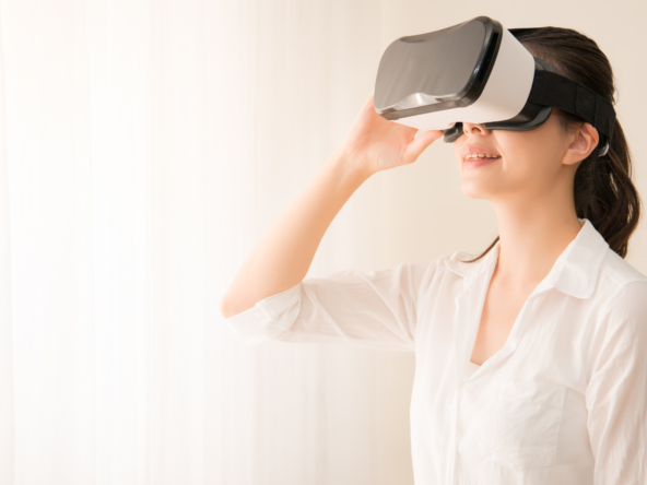 a woman wear Virtual realty headset