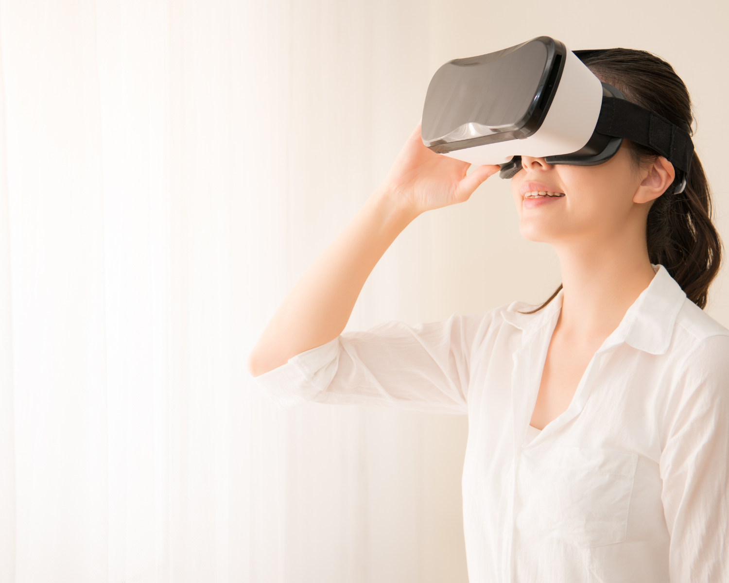 a woman wear Virtual realty headset